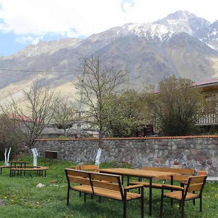 Hotel Golden Star Kazbegi Esterno foto